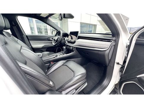 Used 2024 Jeep Compass Latitude image 9