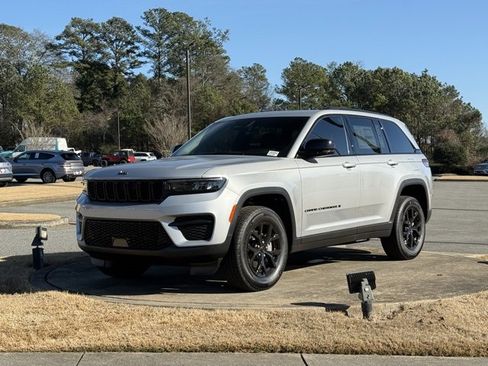 New 2025 Jeep Grand Cherokee Altitude image 3