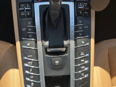 Used 2018 Porsche Macan Sport Edition AWD/4WD image 18