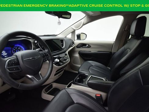 Used 2023 Chrysler Pacifica Touring-L image 9