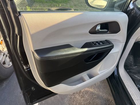 Used 2023 Chrysler Voyager LX image 17