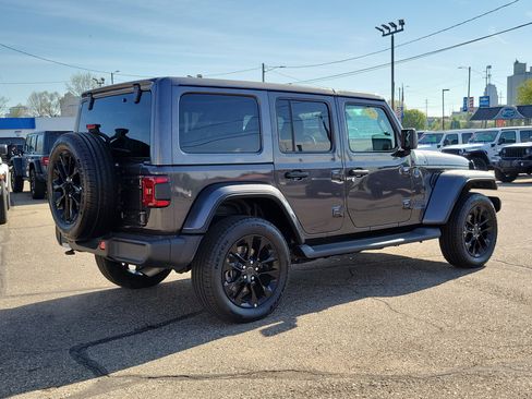 Used 2025 Jeep Wrangler Unlimited Sahara AWD/4WD image 4