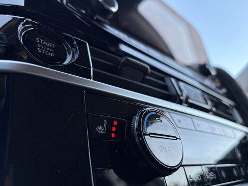 Used 2025 Nissan Pathfinder SV image 6