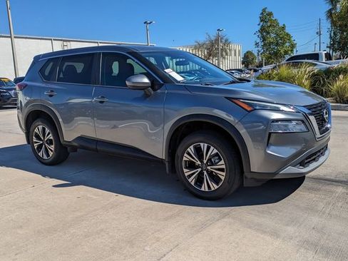 Used 2023 Nissan Rogue SV image 2