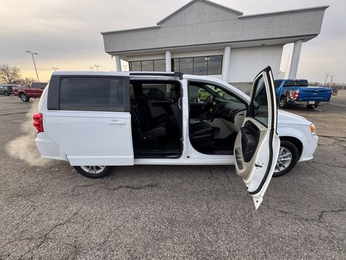 Used 2019 Dodge Grand Caravan SXT w/ Driver Convenience Group image 8