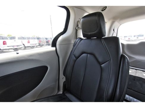 Used 2023 Chrysler Pacifica Touring-L FWD image 14