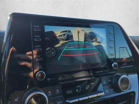 Used 2020 Toyota Highlander XLE image 19