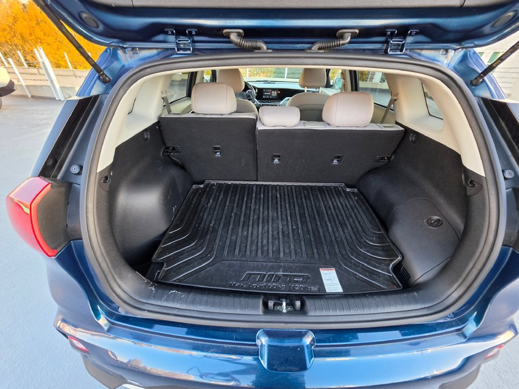 Used 2020 Kia Niro LXS FWD image 16