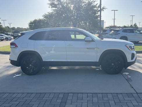 Certified 2024 Volkswagen Atlas Cross Sport SE w/ Black Wheel Package FWD image 10