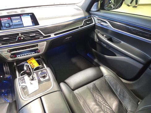 Used 2017 BMW 750i xDrive image 18