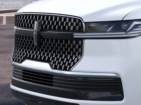 Used 2026 Lincoln Navigator Reserve AWD/4WD image 17