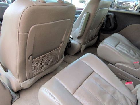 Used 2014 Chrysler Town & Country Touring-L w/ Driver Convenience Group image 18