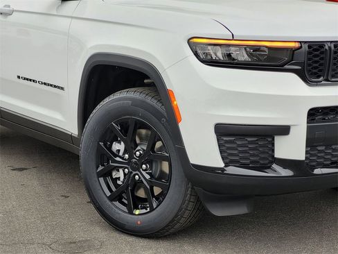New 2025 Jeep Grand Cherokee L Altitude image 9