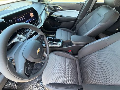 Used 2025 Chevrolet Trax LT FWD image 15