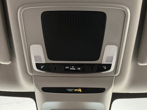 Used 2023 Honda HR-V LX image 9