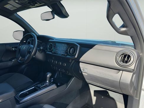 Used 2020 Toyota Tacoma TRD Off-Road w/ Technology Package image 30