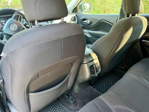 Used 2019 Jeep Cherokee Latitude w/ Cold Weather Group image 17