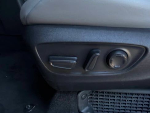 Used 2026 Toyota Sienna XLE FWD image 11