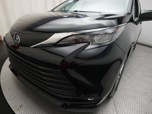 Used 2025 Toyota Sienna XLE FWD image 23