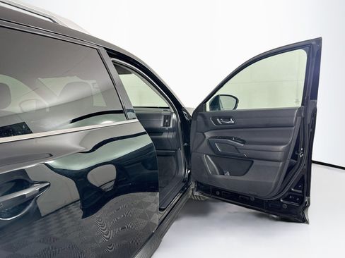 Used 2025 Nissan Pathfinder SL FWD image 34