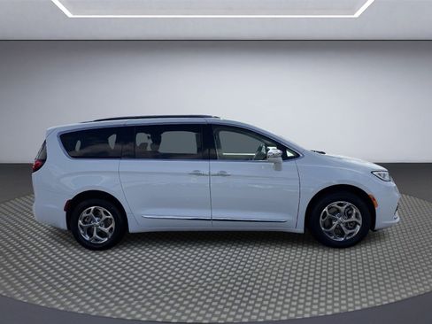 Used 2021 Chrysler Pacifica Limited image 10