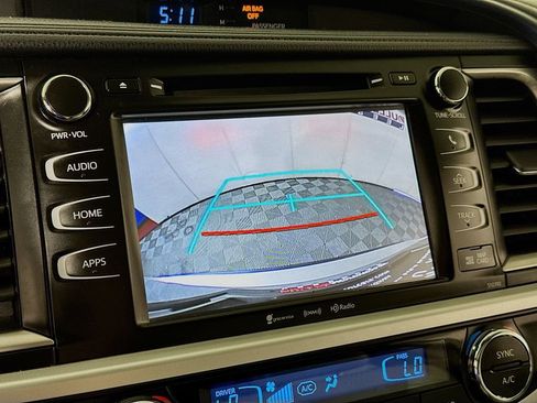 Used 2019 Toyota Highlander XLE AWD/4WD image 14