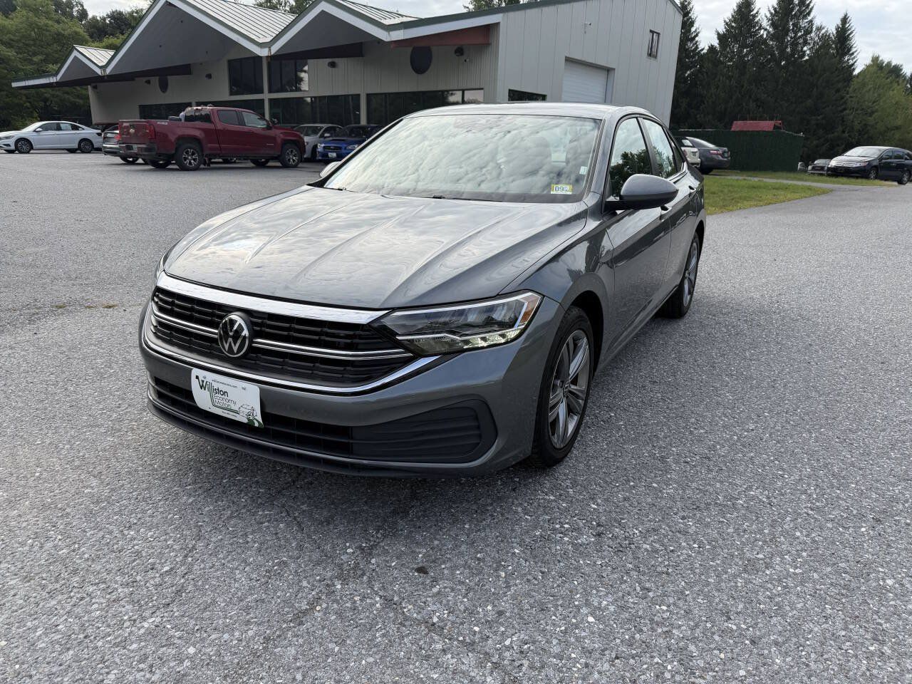 Used 2024 Volkswagen Jetta SE FWD image 1