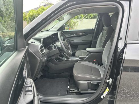 Certified 2025 Chevrolet TrailBlazer LT w/ LT Cold Weather Package FWD image 2