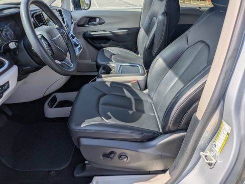 Used 2024 Chrysler Pacifica Touring-L FWD image 14