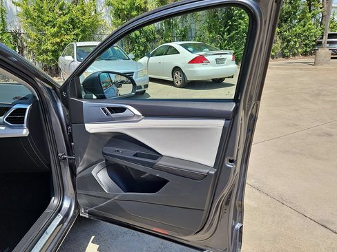 Used 2025 Volkswagen Taos SE AWD/4WD image 33