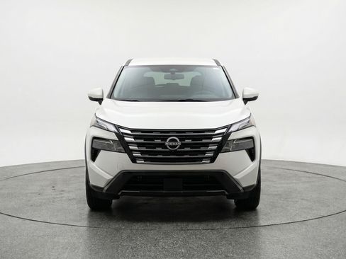 Used 2025 Nissan Rogue SV image 2