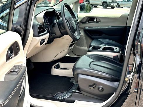 Used 2023 Chrysler Pacifica Touring-L FWD image 10