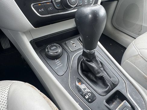 Used 2021 Jeep Cherokee Latitude Lux w/ Comfort/Convenience Group AWD/4WD image 19