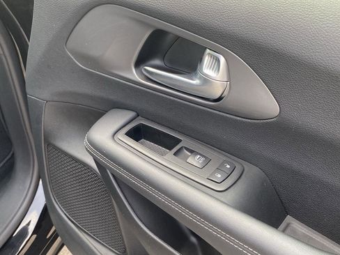 Used 2025 Chrysler Pacifica Select image 33