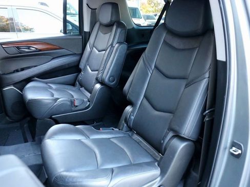Used 2020 Cadillac Escalade ESV Premium Luxury image 28