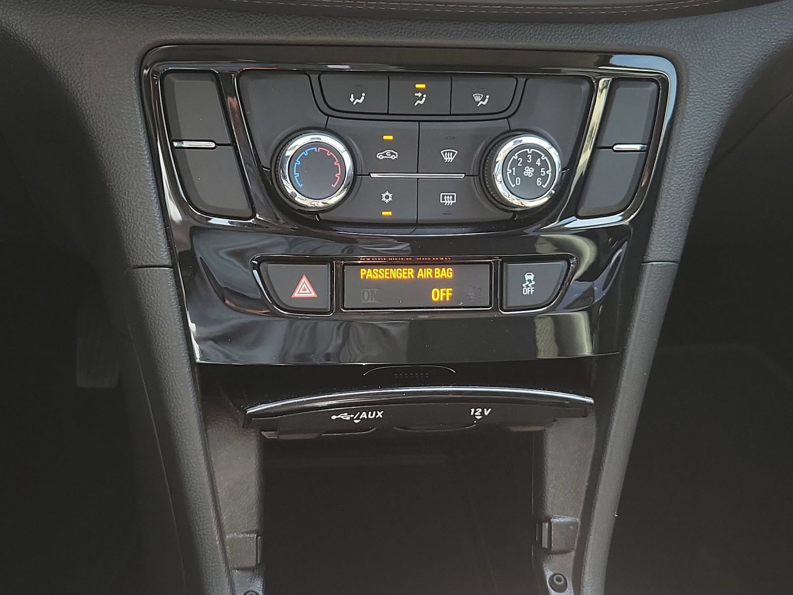 Used 2022 Buick Encore Preferred w/ Safety Package FWD image 33
