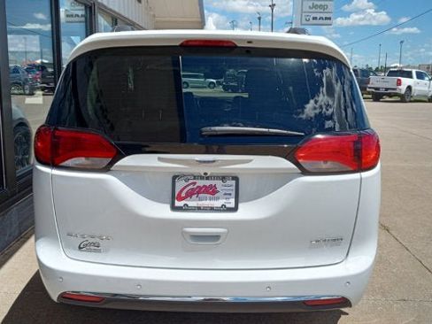 Used 2020 Chrysler Pacifica Limited w/ Tire & Wheel Group FWD image 34
