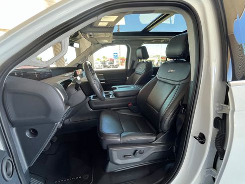 Certified 2025 Ford Expedition Platinum w/ Driver's Package AWD/4WD image 5