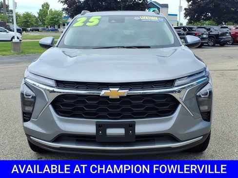 Used 2025 Chevrolet Trax LT FWD image 2