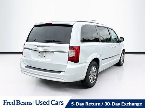 Used 2014 Chrysler Town & Country Touring FWD image 8