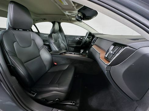 Used 2021 Volvo S60 T5 Momentum w/ Premium Package image 32