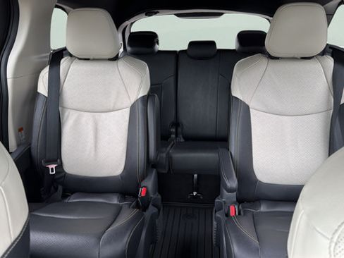 Used 2025 Toyota Sienna Platinum AWD/4WD image 28