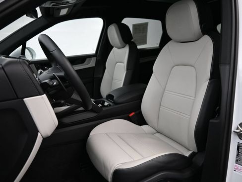 Certified 2025 Porsche Cayenne AWD/4WD image 5