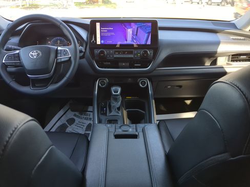 Used 2025 Toyota Grand Highlander FWD image 14