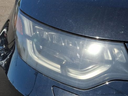 Used 2017 Land Rover Discovery HSE image 9