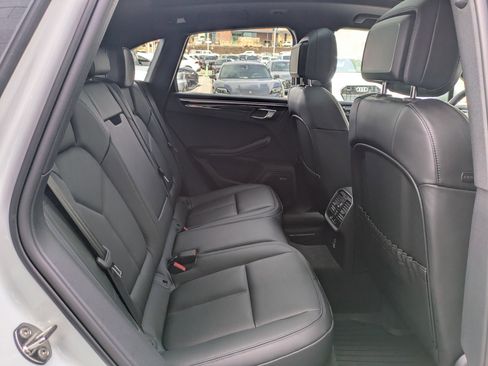 Used 2025 Porsche Macan image 24