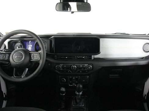 Used 2024 Jeep Wrangler Unlimited image 7