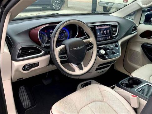 Certified 2019 Chrysler Pacifica Limited image 15