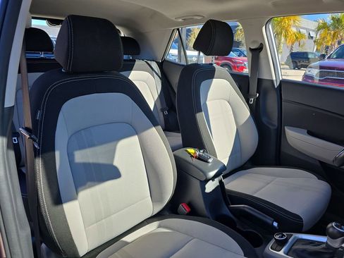 Used 2024 Hyundai Venue SEL image 13