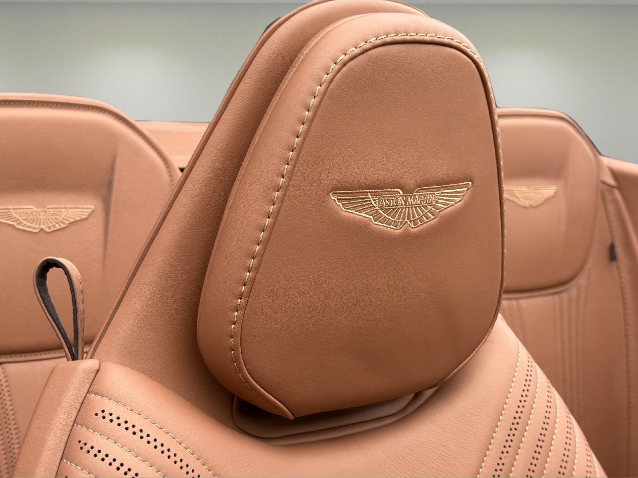 Used 2020 Aston Martin DB11 Volante RWD image 17